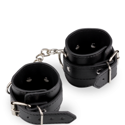 LOVE AND VIBES Menottes Poignets Similicuir 3 Anneaux 9 LOVE AND VIBES Menottes Poignets Similicuir 3 Anneaux -Sextoys boutique menottes poignets similicuir 3 anneaux 6