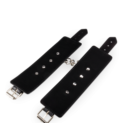 LOVE AND VIBES Menottes Poignets Similicuir 3 Anneaux 11 LOVE AND VIBES Menottes Poignets Similicuir 3 Anneaux -Sextoys boutique menottes poignets similicuir 3 anneaux 8